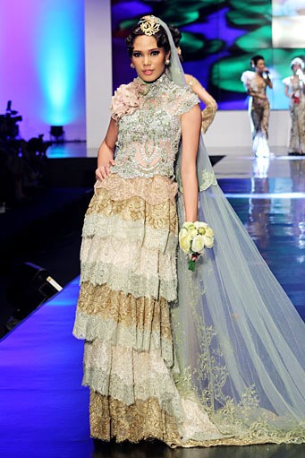 Anne Avantie Indonesia Sehati. BNI Presents Ethnic Eclectism. Indonesia Fashion Week 2012 at Jakarta Convention Center. Senayan. Jakarta. [Foto: Mohammad Abduh/Wolipop]