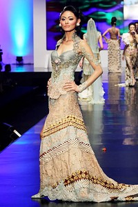 Anne Avantie Indonesia Sehati. BNI Presents Ethnic Eclectism. Indonesia Fashion Week 2012 at Jakarta Convention Center. Senayan. Jakarta. [Foto: Mohammad Abduh/Wolipop]