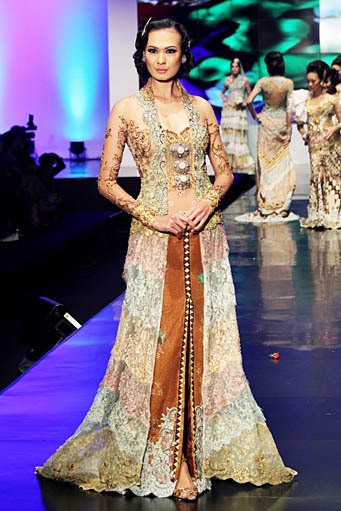 Anne Avantie Indonesia Sehati. BNI Presents Ethnic Eclectism. Indonesia Fashion Week 2012 at Jakarta Convention Center. Senayan. Jakarta. [Foto: Mohammad Abduh/Wolipop]