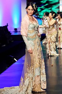 Anne Avantie Indonesia Sehati. BNI Presents Ethnic Eclectism. Indonesia Fashion Week 2012 at Jakarta Convention Center. Senayan. Jakarta. [Foto: Mohammad Abduh/Wolipop]