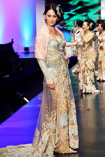 Anne Avantie Indonesia Sehati. BNI Presents Ethnic Eclectism. Indonesia Fashion Week 2012 at Jakarta Convention Center. Senayan. Jakarta. [Foto: Mohammad Abduh/Wolipop]