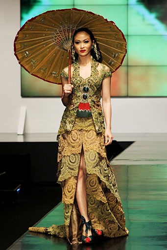 Anne Avantie Indonesia Sehati. BNI Presents Ethnic Eclectism. Indonesia Fashion Week 2012 at Jakarta Convention Center. Senayan. Jakarta. [Foto: Mohammad Abduh/Wolipop]