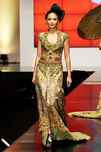 Anne Avantie Indonesia Sehati. BNI Presents Ethnic Eclectism. Indonesia Fashion Week 2012 at Jakarta Convention Center. Senayan. Jakarta. [Foto: Mohammad Abduh/Wolipop]