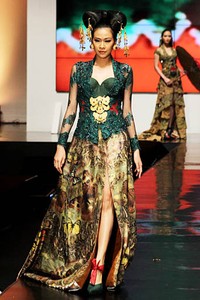 Anne Avantie Indonesia Sehati. BNI Presents Ethnic Eclectism. Indonesia Fashion Week 2012 at Jakarta Convention Center. Senayan. Jakarta. [Foto: Mohammad Abduh/Wolipop]