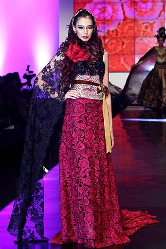 Anne Avantie Indonesia Sehati. BNI Presents Ethnic Eclectism. Indonesia Fashion Week 2012 at Jakarta Convention Center. Senayan. Jakarta. [Foto: Mohammad Abduh/Wolipop]