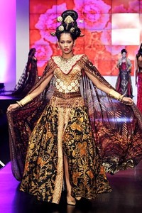 Anne Avantie Indonesia Sehati. BNI Presents Ethnic Eclectism. Indonesia Fashion Week 2012 at Jakarta Convention Center. Senayan. Jakarta. [Foto: Mohammad Abduh/Wolipop]