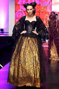 Anne Avantie Indonesia Sehati. BNI Presents Ethnic Eclectism. Indonesia Fashion Week 2012 at Jakarta Convention Center. Senayan. Jakarta. [Foto: Mohammad Abduh/Wolipop]