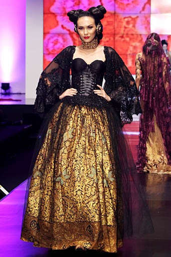 Anne Avantie Indonesia Sehati. BNI Presents Ethnic Eclectism. Indonesia Fashion Week 2012 at Jakarta Convention Center. Senayan. Jakarta. [Foto: Mohammad Abduh/Wolipop]