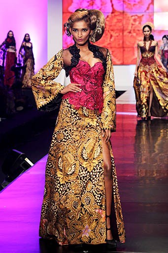 Anne Avantie Indonesia Sehati. BNI Presents Ethnic Eclectism. Indonesia Fashion Week 2012 at Jakarta Convention Center. Senayan. Jakarta. [Foto: Mohammad Abduh/Wolipop]