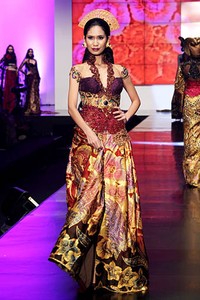 Anne Avantie Indonesia Sehati. BNI Presents Ethnic Eclectism. Indonesia Fashion Week 2012 at Jakarta Convention Center. Senayan. Jakarta. [Foto: Mohammad Abduh/Wolipop]