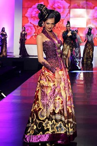 Anne Avantie Indonesia Sehati. BNI Presents Ethnic Eclectism. Indonesia Fashion Week 2012 at Jakarta Convention Center. Senayan. Jakarta. [Foto: Mohammad Abduh/Wolipop]