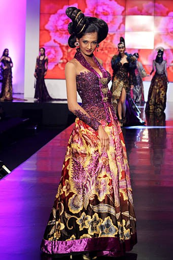 Anne Avantie Indonesia Sehati. BNI Presents Ethnic Eclectism. Indonesia Fashion Week 2012 at Jakarta Convention Center. Senayan. Jakarta. [Foto: Mohammad Abduh/Wolipop]