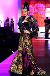 Anne Avantie Indonesia Sehati. BNI Presents Ethnic Eclectism. Indonesia Fashion Week 2012 at Jakarta Convention Center. Senayan. Jakarta. [Foto: Mohammad Abduh/Wolipop]