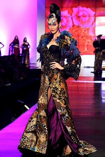 Anne Avantie Indonesia Sehati. BNI Presents Ethnic Eclectism. Indonesia Fashion Week 2012 at Jakarta Convention Center. Senayan. Jakarta. [Foto: Mohammad Abduh/Wolipop]