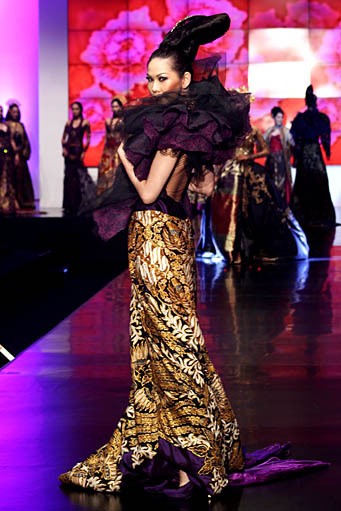 Anne Avantie Indonesia Sehati. BNI Presents Ethnic Eclectism. Indonesia Fashion Week 2012 at Jakarta Convention Center. Senayan. Jakarta. [Foto: Mohammad Abduh/Wolipop]