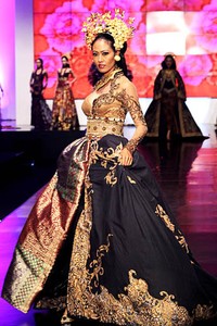 Anne Avantie Indonesia Sehati. BNI Presents Ethnic Eclectism. Indonesia Fashion Week 2012 at Jakarta Convention Center. Senayan. Jakarta. [Foto: Mohammad Abduh/Wolipop]