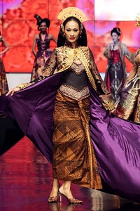 Anne Avantie Indonesia Sehati. BNI Presents Ethnic Eclectism. Indonesia Fashion Week 2012 at Jakarta Convention Center. Senayan. Jakarta. [Foto: Mohammad Abduh/Wolipop]