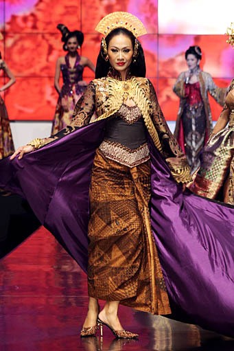 Anne Avantie Indonesia Sehati. BNI Presents Ethnic Eclectism. Indonesia Fashion Week 2012 at Jakarta Convention Center. Senayan. Jakarta. [Foto: Mohammad Abduh/Wolipop]