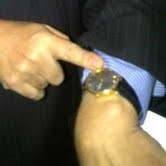 Bhatoegana Percaya Diri Pakai Jam Tangan Warisan Opung dari London