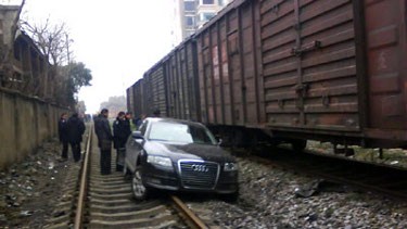 Mabuk, Pengemudi Mobil di China Nyelonong ke Jalur Kereta Api 