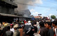 Kebakaran terjadi sekitar pukul 09.10 WIB beberapa saat setelah toko dibuka oleh karyawan.