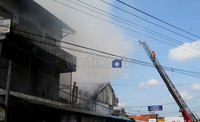 Upaya pemadaman terus dilakukan karena hampir seluruh toko yang juga menjadi tempat tinggal dan gudang penyimpanan kembang api terbakar seluruhnya.