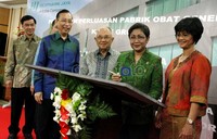Menteri Kesehatan Endang R Sedyaningsih (kedua dari kanan) didampingi Presiden Direktur Kalbe Group Irawati Setiady (kanan) menandatangani prasasti peresmian perluasan pabrik obat generik di Cikarang, Bekasi.