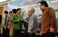 Menteri Kesehatan Endang R Sedyaningsih (keempat dari kiri) tengah berbincang-bincang disela-sela peresmian perluasan pabrik.