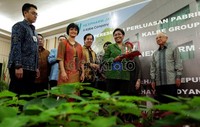 Menteri Kesehatan Endang R Sedyaningsih (kedua dari kanan) mendapatkan cinderamata, usai meresmikan perluasan pabrik obat generik. Pabrik yang berdiri di atas tanah seluas 13.295m ini menelan investasi sekitar 150 miliar.