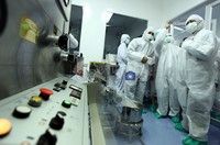 Menteri Kesehatan Endang R Sedyaningsih bersama rombongan memasuki ruangan lab pabrik obat generik PT Hexpharm Jaya, Cikarang, Bekasi.