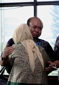 Syarifuddin memeluk keluarganya seusai mengikuti sidang vonis. Ramses/detikcom.