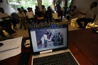 Warga menunjukan dokumentasi pengosongan rumah dinas TNI yang telah dilakukan dibeberapa tempat.