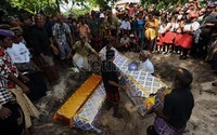 Upacara Ngaben di Desa Adat Peminge dilakukan dengan cara dimakamkan bukan dibakar. Jenazah korban dimakamkan dalam satu liang lahat.