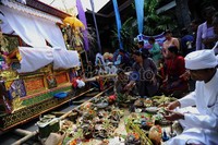 Pemangku melakukan proses Ngaben.
