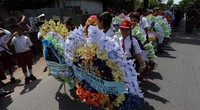 Anak-anak SD teman anak Punarbawa mengiringi upacara Ngaben.
