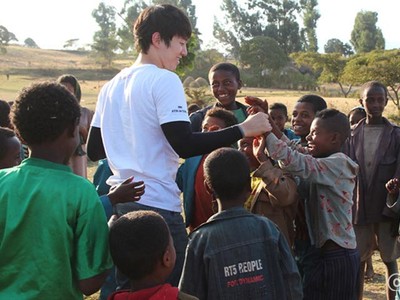 Junho Bermain dengan Anak-anak Ethiopia