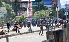 Eksekusi Tanah di Makassar Berakhir Bentrok, Warga-Polisi Perang Batu