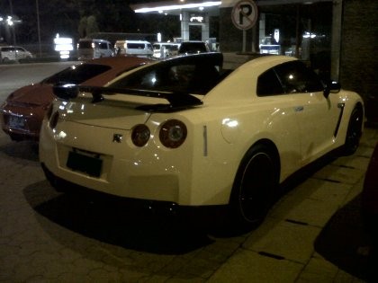 860+ Gambar Mobil Mewah Parkir HD