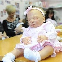 Klub Ibu-ibu yang Lebih Suka Urus Bayi Plastik Daripada Bayi Hidup