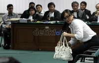 Angie tiba di ruang sidang Pengadilan Tipikor, Jakarta. Ramses/detikcom.