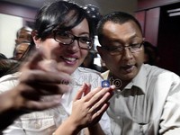 Tak ada sepatah kata yang diucapkan Angie saat meninggalkan ruang sidang. Angie hanya melempar senyuman meski dicecar wartawan.