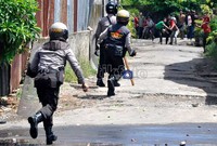 Warga penentang eksekusi lahan terlibat perang batu dengan aparat Polrestabes Makassar dan Satuan Brimob Polda Sulsel.