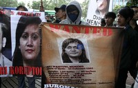 Dalam aksinya pendemo membentangkan poster bergambar Nazarudin dan Neneng. Ramses/detikcom.