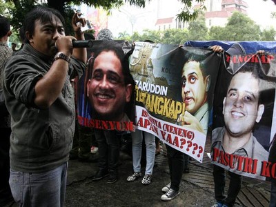 Pendemo Minta Neneng Ditangkap