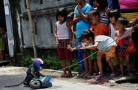 Sarimin yang berpura-pura terjatuh dari motornya membuat para penontonnya terbahak-bahak.
