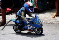 Sarimin beraksi meniru gaya pembalap MotoGP.