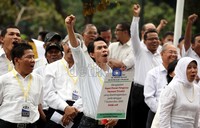 Ratusan civitas akademika Universitas Trisakti meneriakkan yel-yel penolakan eksekusi di halaman Kampus Trisakti, Jakarta.