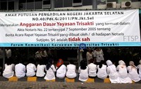 Spanduk tidak sahnya amar putusan Pengadilan Negeri mengenai Anggaran Dasar Yayasan Trisakti terbentang di halaman kampus Trisakti, Jakarta.