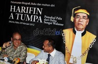 Harifin A Tumpa (kiri), memberikan keterangan tentang buku biografinya yang berjudul Harifin A Tumpa, Pemukul Palu dari Delta Sungai Walanae.