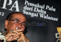 Buku ini menceritakan Harifin yang dilahirkan di sebuah desa kecil bernama Walimpong 70 tahun silam.